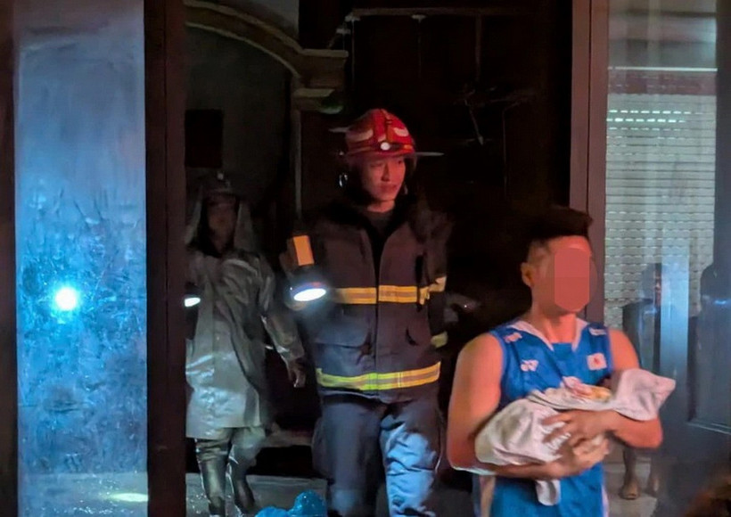 Trong số những người mắc kẹt trong ngôi nhà đang cháy có cả trẻ sơ sinh. (Ảnh: Cơ quan Công an cung cấp)