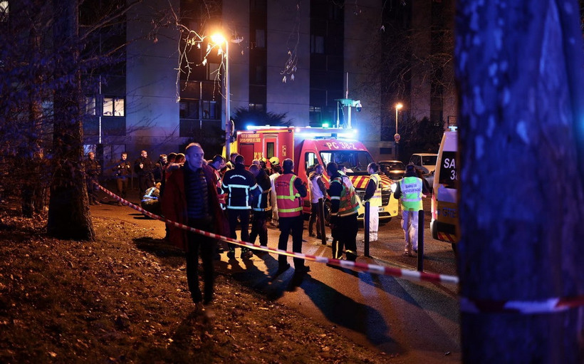 Lực lượng chức năng làm việc gần hiện trường vụ nổ lựu đạn tại quán bar ở Grenoble. (Ảnh: AFP/Getty Images)