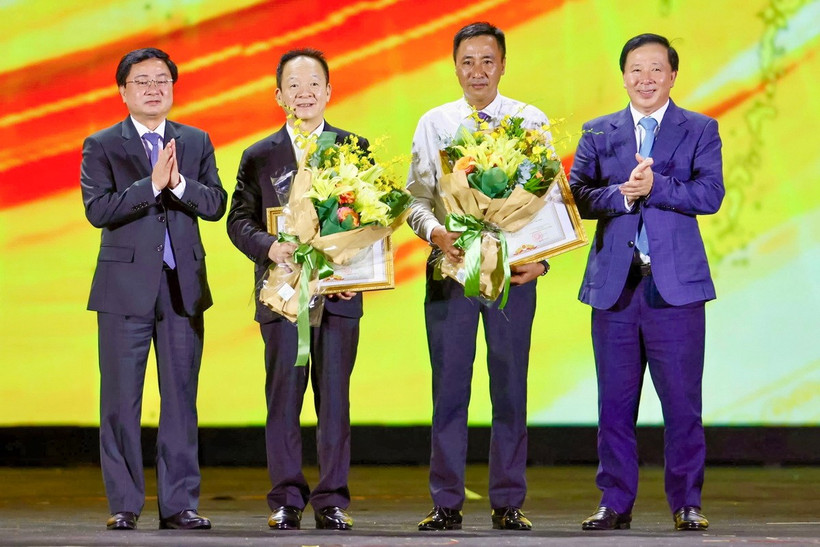 Chủ tịch Ủy ban nhân dân tỉnh Tây Ninh trao tặng bằng khen cho Tập đoàn T&T và cá nhân doanh nhân Đỗ Quang Hiển, Nhà sáng lập, Chủ tịch điều hành Tập đoàn T&T Group vì những đóng góp tích cực cho sự phát triển kinh tế xã hội của địa phương.