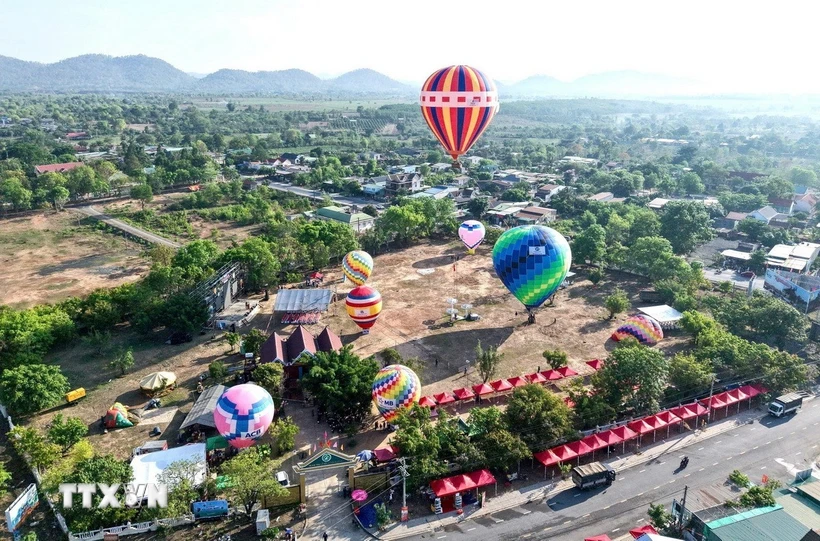 Rực rỡ khinh khí cầu tại Ngày hội Khinh khí cầu Đắk Lắk 2025. (Ảnh: TTXVN) Rực rỡ khinh khí cầu tại Ngày hội Khinh khí cầu Đắk Lắk 2025. (Ảnh: TTXVN)