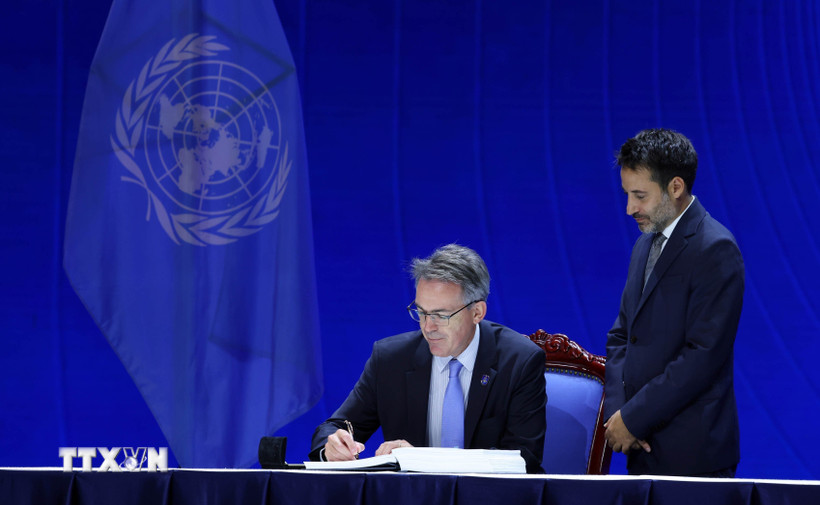 Đại diện Liên minh Châu Âu ký Công ước của Liên hợp quốc về Chống tội phạm mạng. (Ảnh: Phạm Kiên/TTXVN)