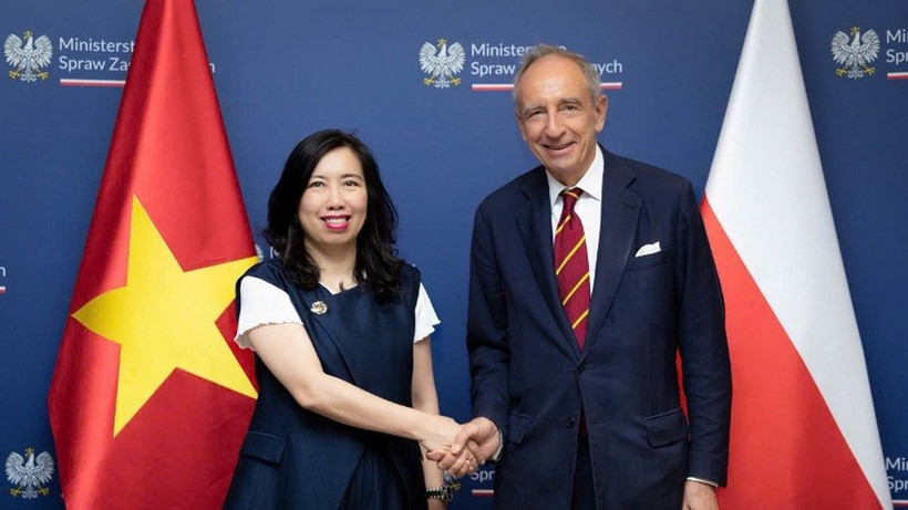 Thứ trưởng Ngoại giao Lê Thị Thu Hằng và Quốc vụ Khanh Bộ Ngoại giao Ba Lan Władysław Teofil Bartoszewski. (Ảnh: Bộ Ngoại giao)