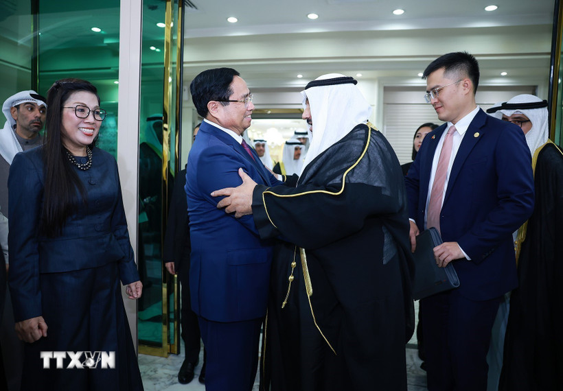 Thủ tướng Phạm Minh Chính và Phu nhân Lê Thị Bích Trân gặp nguyên Thủ tướng Kuwait Nasser Al-Mohammed Al-Ahmad Al-Sabah. (Ảnh: Dương Giang/TTXVN)