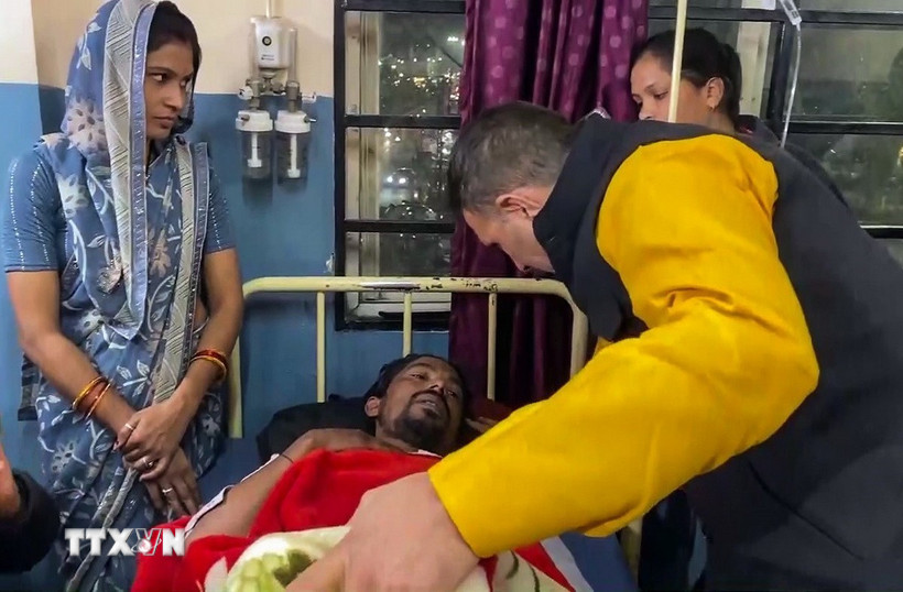 Bệnh nhân nhập viện do sử dụng nguồn nước ô nhiễm tại bang Madhya Pradesh, Ấn Độ ngày 31/12/2025. (Ảnh: ANI/TTXVN)