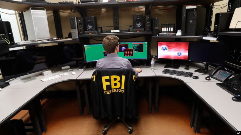 Nhân viên FBI làm việc trong phòng thí nghiệm pháp y máy tính tại văn phòng FBI ở New Orleans, Mỹ. (Nguồn: AP)