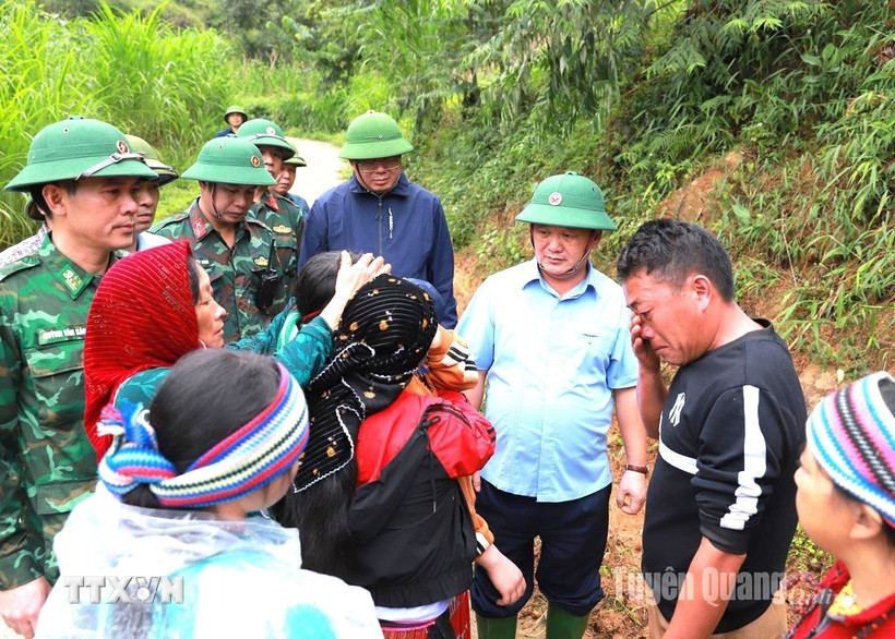 Bí thư Tỉnh ủy Tuyên Quang Hầu A Lềnh động viên, chia sẻ nỗi đau thương mất mát với thân nhân các gia đình có người bị nạn tại thôn Má Lầu A, xã Lũng Cú. (Ảnh: Duy Tuấn/TTXVN phát)