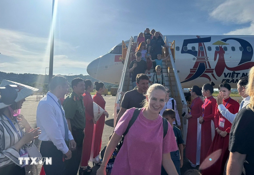 Du khách Nga tại Cảng hàng không quốc tế Phú Quốc. (Ảnh: TTXVN phát)