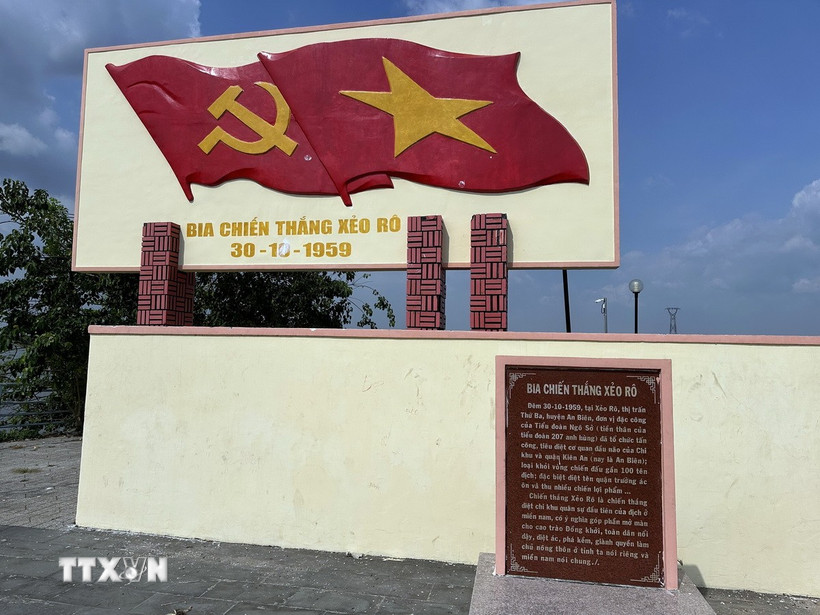 Bia chiến thắng Xẻo Rô đặt bên bờ sông Cái Lớn thuộc huyện An Biên, tỉnh Kiên Giang. (Ảnh: Lê Sen/TTXVN)