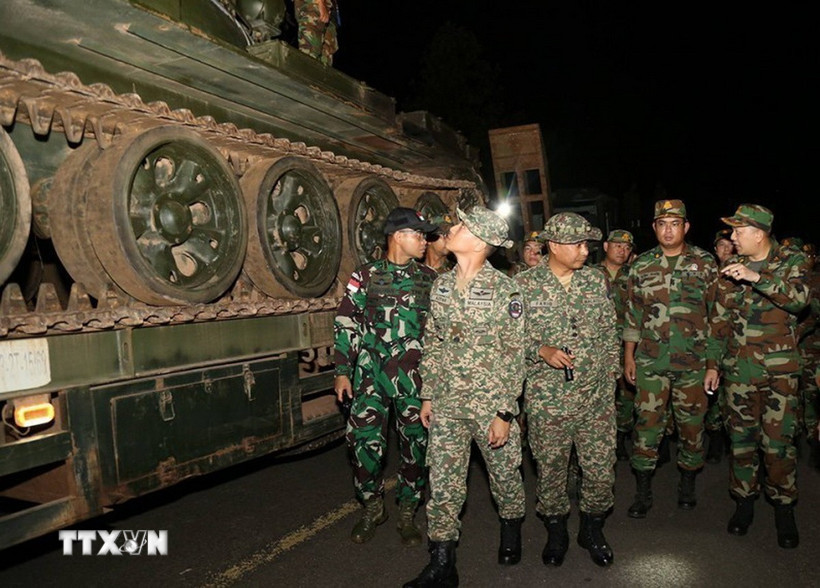 Các quan sát viên ASEAN giám sát hoạt động rút khí tài quân sự, vũ khí hạng nặng của Quân đội Campuchia khỏi khu vực biên giới tranh chấp. (Ảnh: AKP/TTXVN phát)