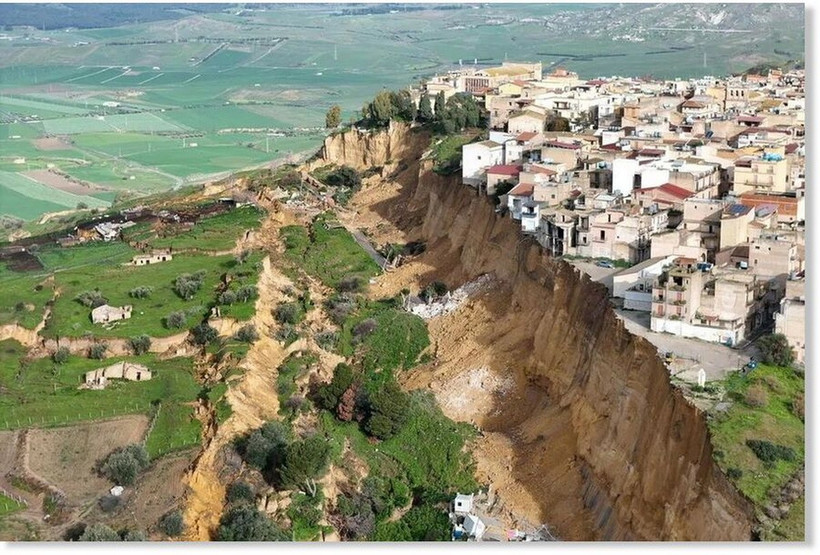 Hình ảnh được chụp từ máy bay không người lái về vụ sạt lở đất tại Niscemi, Sicily, miền nam Italy, ngày 26/1. (Nguồn: EPA)