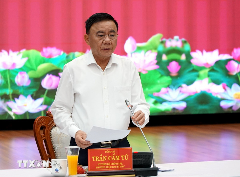 Ông Trần Cẩm Tú, Ủy viên Bộ Chính trị, Thường trực Ban Bí thư phát biểu tại buổi làm việc. (Ảnh: Quốc Dũng/TTXVN)