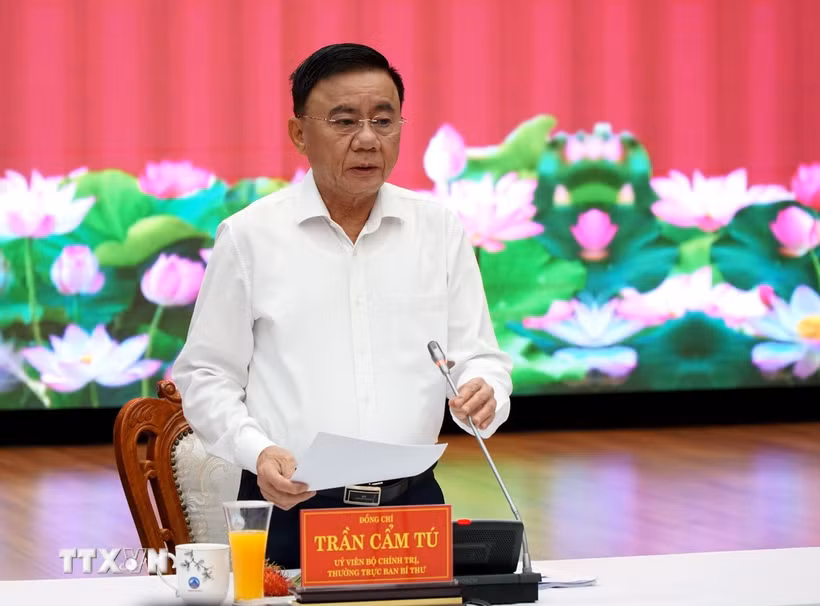 Ông Trần Cẩm Tú, Ủy viên Bộ Chính trị, Thường trực Ban Bí thư phát biểu tại buổi làm việc. (Ảnh: Quốc Dũng/TTXVN)