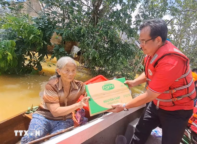 Đoàn công tác Trung ương Hội Chữ thập đỏ Việt Nam trao tiền và hàng cứu trợ cho các hộ gia đình bị thiệt hại do bão số 10 năm 2025 tại xã Đức Quang, tỉnh Hà Tĩnh. (Ảnh: TTXVN phát)