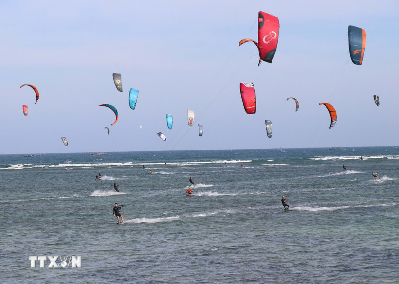 Các vận động viên cùng thi đấu nội dung tốc độ. (Ảnh: Công Thử/TTXVN)