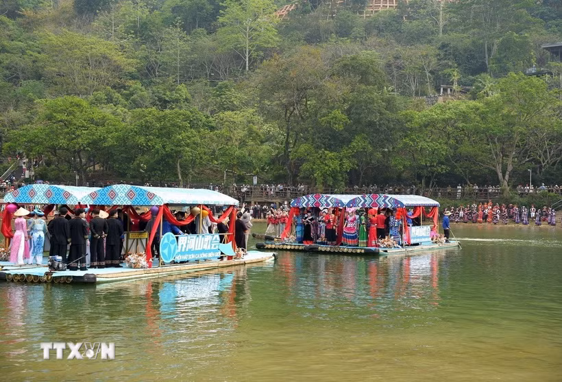Văn nghệ sỹ hai bên tham gia hát đối trên sông. (Ảnh: Chu Hiệu/TTXVN)