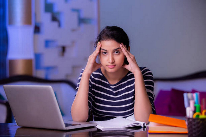 Áp lực công việc, màn hình máy tính và thiếu ngủ khiến bọng mắt, quầng thâm trở thành “bạn đồng hành” bất đắc dĩ của dân văn phòng. (Ảnh: iStock)