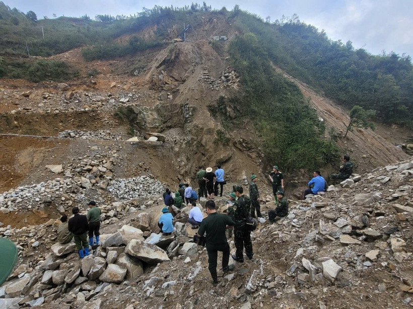 Các lực lượng gồm công an quân đội biên phòng có mặt tại hiện trường để cứu hộ các nạn nhân. (Ảnh: Nguyễn Oanh/TTXVN)