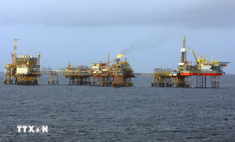 Một giàn khoan của Vietsovpetro tại mỏ Bạch Hổ. (Ảnh: Huy Hùng/TTXVN)