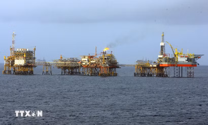 Một giàn khoan của Vietsovpetro tại mỏ Bạch Hổ. (Ảnh: Huy Hùng/TTXVN)