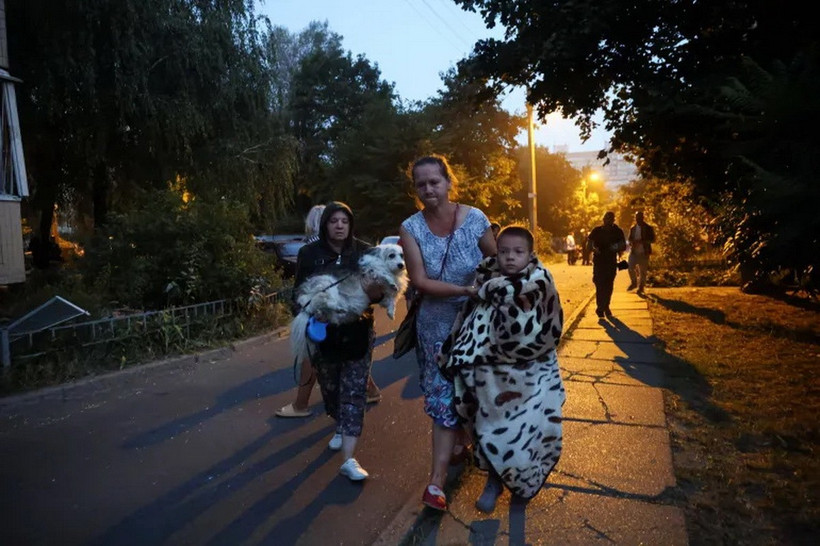 Người dân di chuyển đến nơi trú ẩn sau khi tòa nhà chung cư của họ bị hư hại trong cuộc tấn công bằng máy bay không người lái của Nga ở Kiev, Ukraine, ngày 7/9/2025 (Ảnh: Reuters)