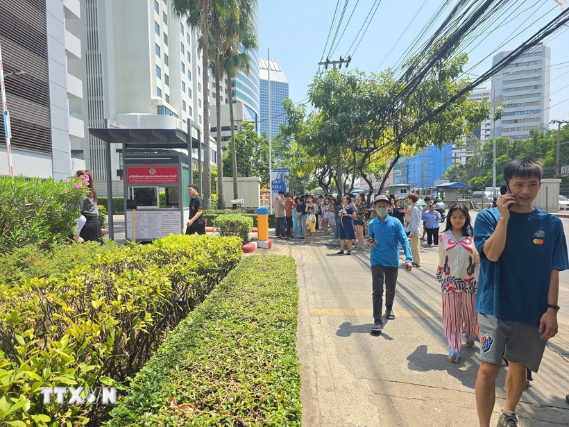 Người dân tại Bangkok tháo chạy từ các nhà cao tầng khi xảy ra động đất. (Ảnh: Huy Tiến/TTXVN)