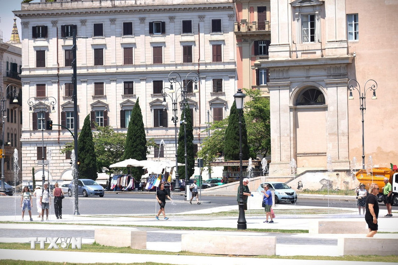 Người dân và khách du lịch tại Rome tập trung tại các đài phun nước tự động do thời tiết nắng nóng hồi tháng 7. (Ảnh: Dương Hoa/TTXVN)
