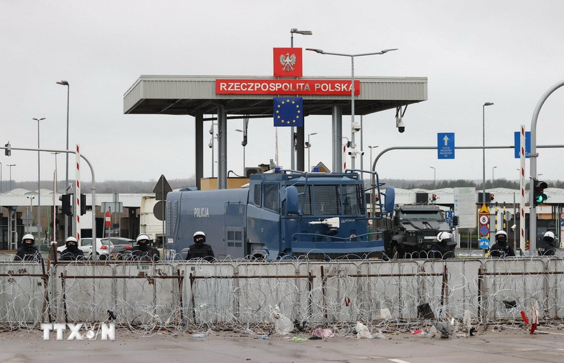 Cửa khẩu Bruzgi-Kuznica ở biên giới Ba Lan - Belarus. (Ảnh: AFP/TTXVN)