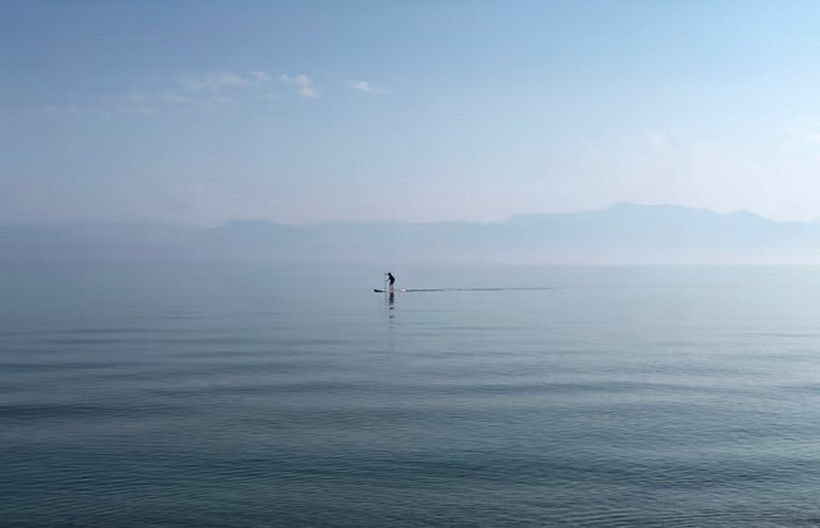 Một người đàn ông chèo thuyền trên vùng biển Ionian gần khu định cư Sidari trên đảo Corfu, Hy Lạp. (Ảnh: Reuters)
