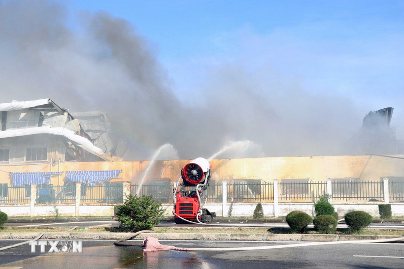 Rrobot chữa cháy đang dập lửa tại đám cháy nhà máy của Công ty TNHH Cheng - V, Khu công nghiệp Đồ Sơn. (Ảnh: Hoàng Ngọc/TTXVN)
