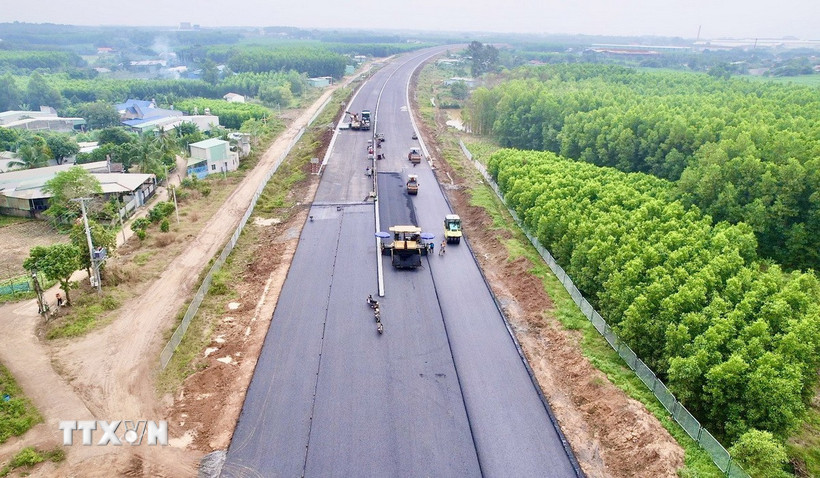 Thảm nhựa cao tốc Biên Hòa-Vũng Tàu đoạn qua Đồng Nai.(Ảnh: Công Phong/TTXVN)