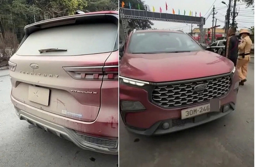 Biển số xe bị bùn đất che kín. (Ảnh cắt từ clip)