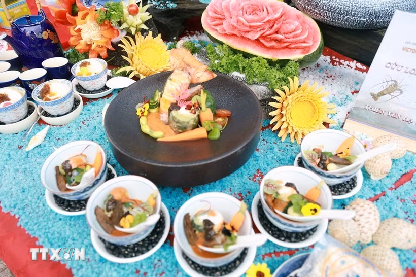 Các món ăn hấp dẫn, giàu chất dinh dưỡng được chế biến từ yến sào Khánh Hòa và các sản vật địa phương. (Ảnh: Xuân Triệu/TTXVN)