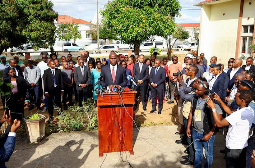 Ông Daniel Chapo, ứng cử viên tổng thống của đảng cầm quyền Frelimo phát biểu trước giới truyền thông sau khi bỏ phiếu trong cuộc tổng tuyển cử tại Inhambane, miền nam Mozambique, ngày 9/10. (Ảnh: Reuters)