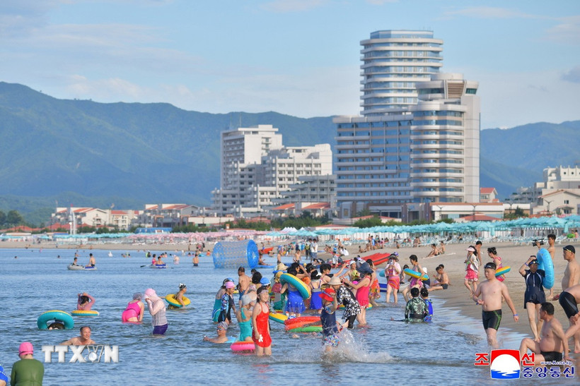 Khách du lịch tại khu nghỉ dưỡng Wonsan-Kalma ngày 1/7/2025. (Ảnh: Yonhap/TTXVN)