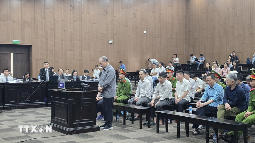 Cựu Thứ trưởng Bộ NN&PTNT Hoàng Văn Thắng trả lời thẩm vấn tại phiên tòa. (Ảnh: Kim Anh/TTXVN)