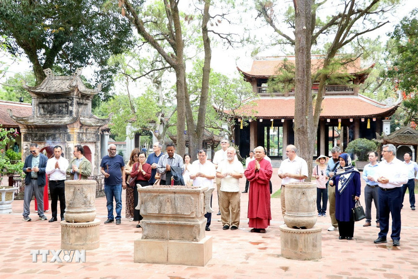 Các đại sứ, trưởng đại diện và thành viên ngoại giao đoàn, các tổ chức quốc tế tại Việt Nam, Văn phòng UNESCO tại Hà Nội dâng hương tại chùa Côn Sơn. (Ảnh: Mạnh Tú/TTXVN)