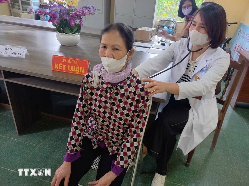 Khám phổi phát hiện chủ động bệnh lao và các bệnh phổi khác tại xã Tứ Kỳ, thành phố Hải Phòng. (Ảnh: Tiến Vĩnh/TTXVN)