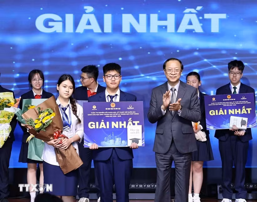 Thứ trưởng Thường trực Bộ Bet88011.com hiện đang mở và Đào tạo Phạm Ngọc Thưởng trao giải Nhất cho các học sinh đạt giải. (Ảnh: Thanh Tùng/TTXVN)