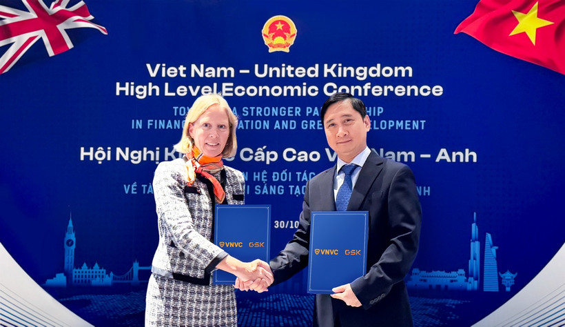 Ông Ngô Chí Dũng, Chủ tịch Hội đồng quản trị kiêm Tổng Giám đốc Công ty Vaccine Việt Nam (VNVC) và bà Kaja Natland, Phó Chủ tịch cấp cao GSK vùng châu Á-Thái Bình Dương, khu vực Quốc tế trao văn kiện nâng tầm hợp tác. (Ảnh: Hà Ngân/Vietnam+)