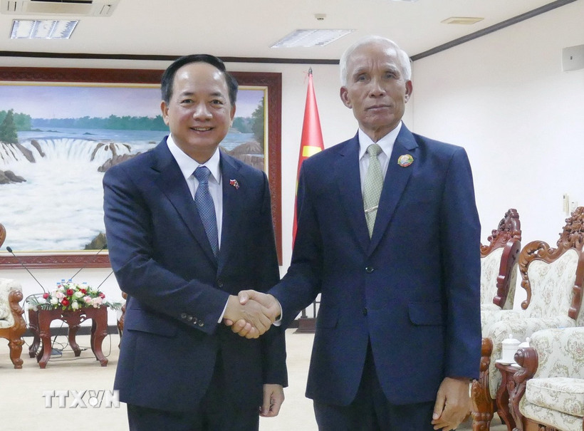 Đồng chí Khamphan Pheuiyavong (phải), Bí thư Trung ương Đảng, Trưởng ban Tuyên huấn Trung ương Đảng Nhân dân Cách mạng Lào tiếp đồng chí Trịnh Văn Quyết, Bí thư Trung ương Đảng, Trưởng Ban Tuyên giáo và Dân vận Trung ương ĐCS Việt Nam. (Ảnh: Xuân Tú/TTXVN)