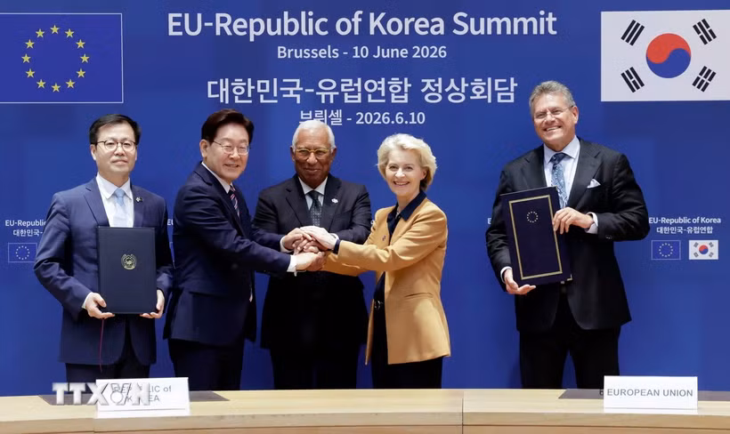 Trong khuôn khổ Hội nghị Thượng đỉnh Liên minh châu Âu (EU) - Hàn Quốc diễn ra tại Brussels (Bỉ) ngày 10/6/2026, EU và Hàn Quốc đã chính thức ký kết Hiệp định thương mại kỹ thuật số (DTA), đánh dấu bước phát triển mới trong quan hệ đối tác kinh tế giữa hai bên và khẳng định cam kết thúc đẩy thương mại mở, minh bạch, dựa trên luật lệ. Ảnh (từ trái sang): Bộ trưởng Thương mại Hàn Quốc Yeo Han-koo, Tổng thống Hàn Quốc Lee Jae Myung, Chủ tịch Hội đồng châu Âu Antonio Costa, Chủ tịch Ủy ban châu Âu Ursula von der Leyen và Ủy viên EU phụ trách thương mại và an ninh kinh tế Maros Sefcovic tại lễ ký. (Ảnh: Yonhap/TTXVN)