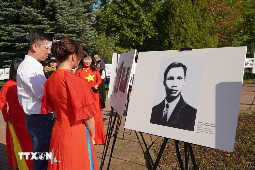Khách tham quan trưng bày “Chủ tịch Hồ Chí Minh – Người đặt nền móng cho tình hữu nghị Việt Nam và Liên bang Nga”. (Ảnh: Tâm Hằng/TTXVN