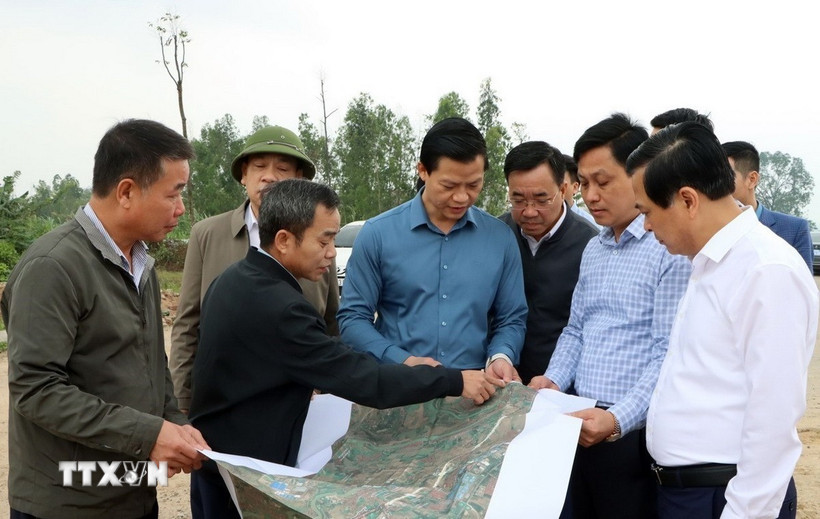 Chủ tịch UBND tỉnh Bắc Ninh Vương Quốc Tuấn (thứ 3 từ trái qua) kiểm tra công tác giải phóng mặt bằng tại khu Xuân Ái, phường Hòa Long, thành phố Bắc Ninh. (Ảnh: Thái Hùng/TTXVN)