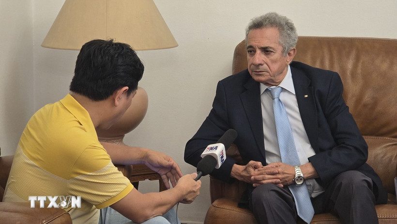 Ông Mourad Lamoudi, Ủy viên Trung ương phụ trách đối ngoại đảng FLN (Algeria) trả lời phóng viên TTX thường trú tại Algeria. (Ảnh: Nguyễn An/TTXVN)