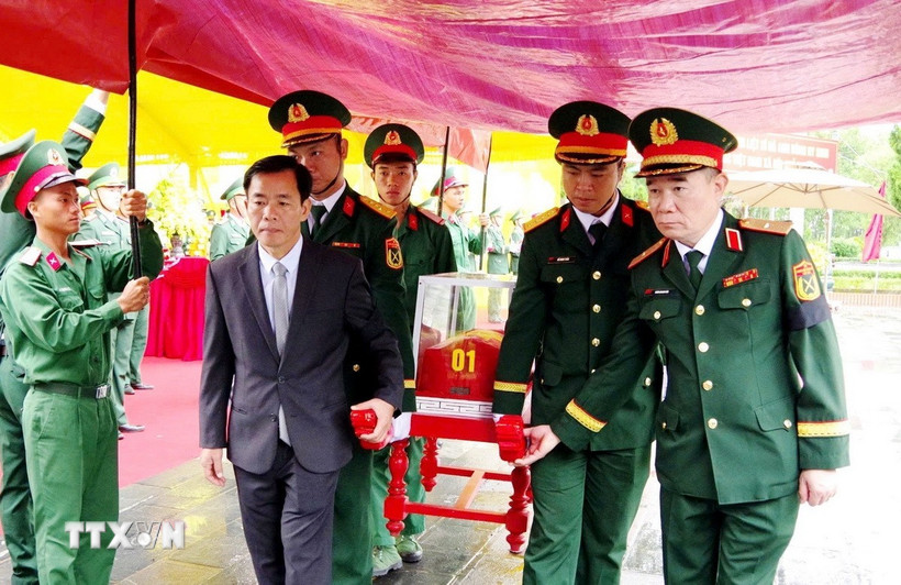 Lễ viếng, truy điệu và an táng 34 hài cốt liệt sỹ tại Nghĩa trang Liệt sỹ phường Quảng Trị, tỉnh Quảng Trị. (Ảnh: Võ Dung/TTXVN)