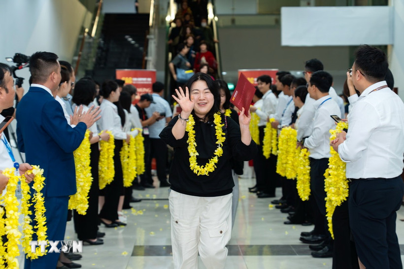 Những vị khách quốc tế đầu tiên đến từ Hàn Quốc “xông đất” đầu năm mới 2026 đặc khu Phú Quốc. (Ảnh: TTXVN phát)