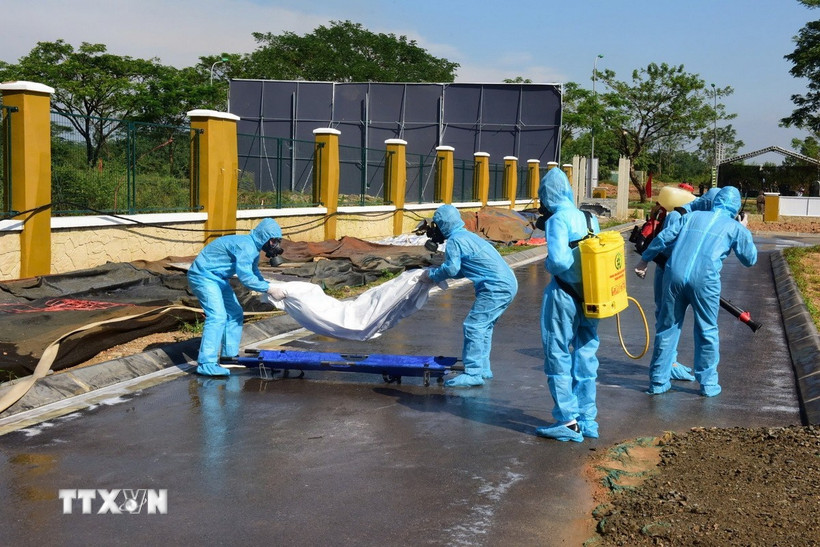 Lực lượng y tế diễn tập thực binh phòng thủ dân sự. (Ảnh: TTXVN)