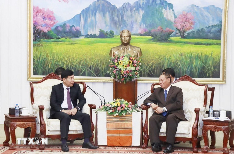 Thường trực Ban Bí thư Lào Vilay Lakhamphong (bên phải) tiếp Thứ trưởng Bộ Ngoại giao Nguyễn Mạnh Cường. (Ảnh: TTXVN phát)