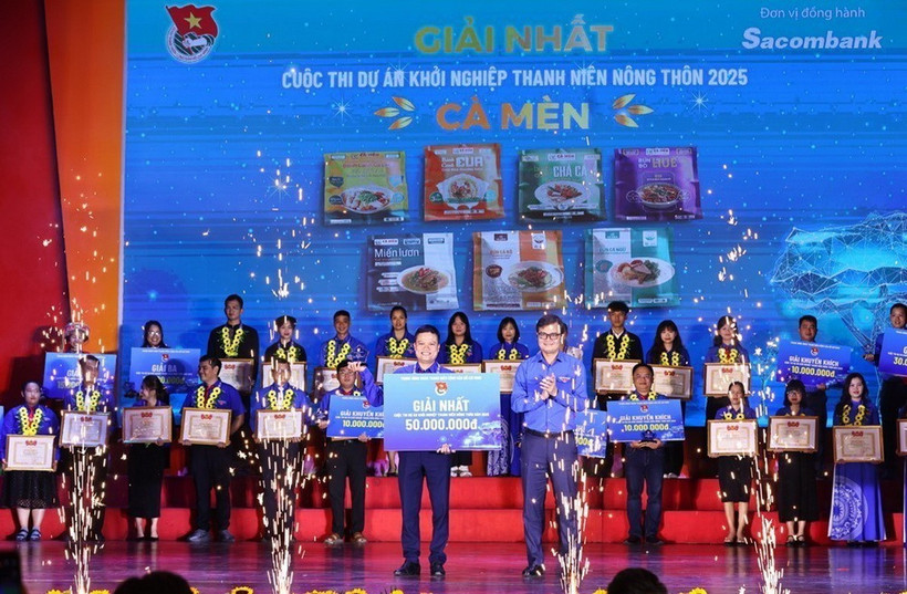 Ông Bùi Quang Huy, Bí thư thứ nhất Trung ương Đoàn trao Bằng khen và giải Nhất cho dự án Cà mèn của nhóm thí sinh Nguyễn Đức Nhật Thuận (TP. Hồ Chí Minh). (Ảnh: Minh Đức/TTXVN)