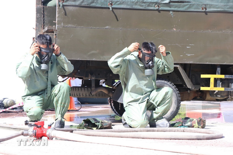 Lực lượng Bộ Chỉ huy Quân sự thành phố Huế diễn tập ứng phó sự cố bức xạ, hạt nhân năm 2025. (Ảnh: Mai Trang/TTXVN)